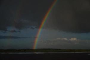 regenboog op zee met wolken foto
