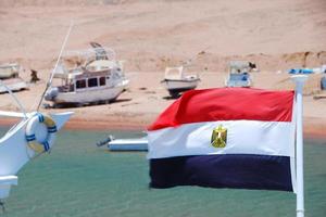 vlag of vaandrig op een schip in egypte op zee foto