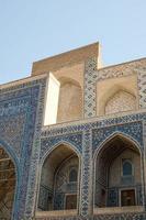 boog en architectuur van de oude registan in samarkand. oude architectuur van Centraal-Azië foto