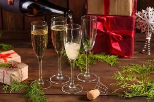 kerstvakantie tafel met glazen en een fles champagne foto