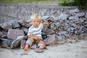 leuke jongen met blond haar en blauwe ogen foto