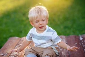 leuke jongen met blond haar en blauwe ogen foto