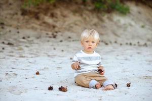 leuke jongen met blond haar en blauwe ogen foto