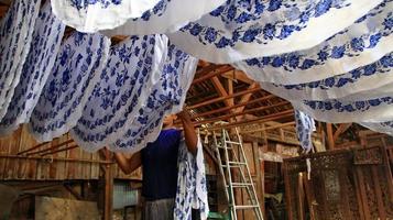 activiteit van het maken van batik, het maken en ontwerpen van witte stof met behulp van kantelen en was door over de stof te slaan, pekalongan, indonesië, 7 maart 2020 foto