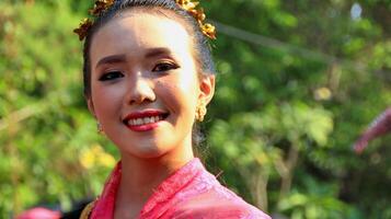 mooie vrouwen nemen deel door unieke kostuums te dragen bij het pekalongan batik carnaval, pekalongan, indonesië foto