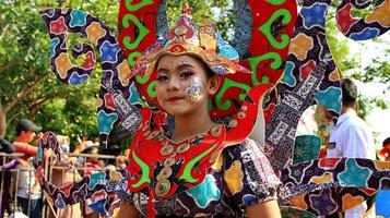 mooie vrouwen nemen deel door unieke kostuums te dragen bij het pekalongan batik carnaval, pekalongan, indonesië foto