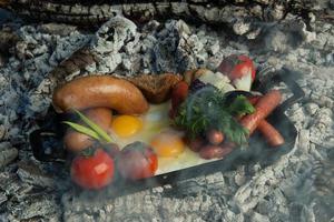 een gerecht op koude kolen foto