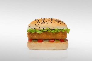 cheeseburger op een lichte achtergrond foto