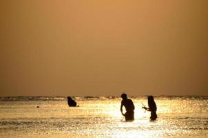 snorkelen in de zee bij zonsopgang foto