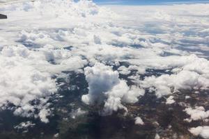 blauwe lucht met wolken in het vliegtuig foto