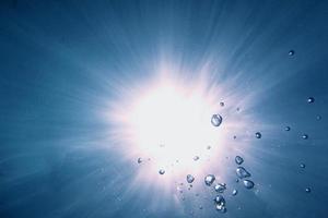 zon onder water met bubbels foto