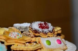 kerstkoekjes met bruine achtergrond foto