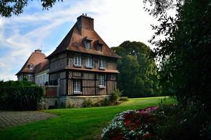 oud kasteel met tuin in frankrijk foto