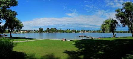 alleen aan het meerpanorama foto