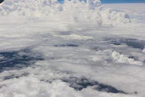 blauwe lucht met wolken in het vliegtuig foto