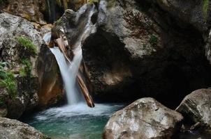 kleine waterval en rotsen foto