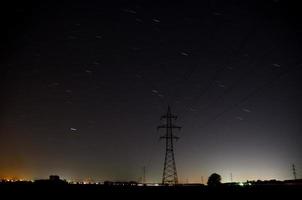 sterren met bewegende elektriciteitspalen foto