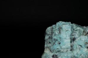 mineralen lazuliet op zwart detail foto