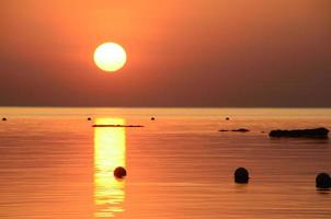 zonsopgang met rechte golven op zee foto