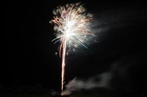 hoog vuurwerk in de nacht foto