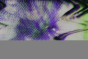 abstracte paarse unieke digitale glitch holografische vlekken futuristische pixelruis fout schade vervormingspatroon op glitch. foto