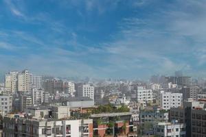 hoge hoekmening van de residentiële en financiële gebouwen van de stad dhaka op zonnige dag foto