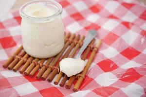 close-up van mayonaise in container op tafel. foto