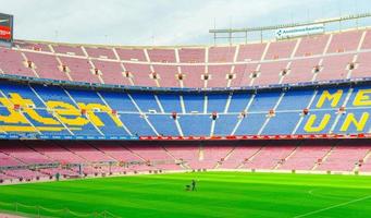 barcelona, spanje, 14 maart 2019 camp nou is het thuisstadion van voetbalclub barcelona, het grootste stadion van spanje. zicht op tribunes, groen grasveld en scorebord vanaf de reservebank. foto