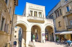 san marino, 18 september 2018 cassa di risparmio della repubblica di san marino gebouw en groot vrouwelijk naakt standbeeld statua grande nudo femminile foto