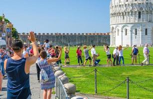 pisa, italië, 14 september 2018 toeristen reiziger blanke en aziatische mensen poseren, hebben plezier foto
