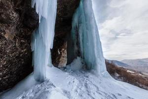 een grote bevroren waterval. 3 trapsgewijze waterval in dagestan foto