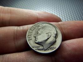 Amerikaanse dollar munten op vinger foto