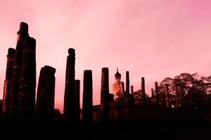 silhouet boeddhabeeld in wat mahathat tempel in sukhothai historisch park, sukhothai provincie, thailand. foto