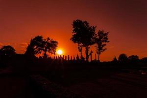 silhouet boeddhabeeld in wat mahathat tempel in sukhothai historisch park, sukhothai provincie, thailand. foto