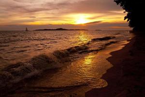 kleurrijke zonsondergang over zee pataya strand thailand foto