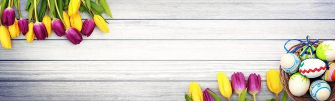 mooie Pasen-achtergrond met kleurrijke tulpen en paaseieren. foto