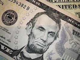 abraham abe lincoln gezicht portret op 5 dollar bill macro. Verenigde Staten geld. foto