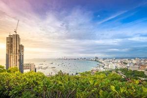 uitzicht vanaf pattaya city view point in de avond zonsondergang chonburi thailand. foto