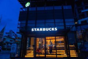 Starbucks coffeeshop voor centrale festival midden pattaya, chonburi, thailand. foto