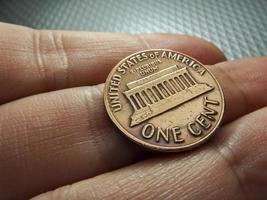 Amerikaanse dollar munten op vinger foto