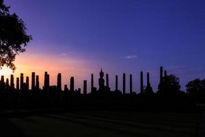 silhouet boeddhabeeld in wat mahathat tempel in sukhothai historisch park, sukhothai provincie, thailand. foto