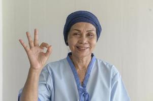 portret van senior kankerpatiënt vrouw met hoofddoek in ziekenhuis, gezondheidszorg en medisch concept foto