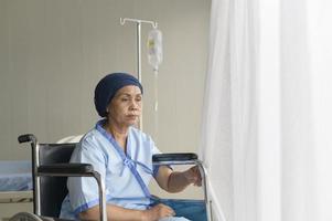 portret van senior kankerpatiënt vrouw met hoofddoek in ziekenhuis, gezondheidszorg en medisch concept foto