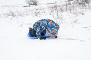 glijbaan naar beneden rijden winteractiviteit voor kinderen foto