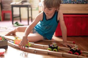 thuis kind spelen speelgoed kinderen foto