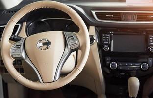 luxe auto-interieur - stuur, versnellingspook en dashboard foto