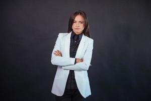 portret van mooie slimme jonge zakenvrouw in zakelijke kleding foto