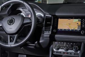 luxe auto-interieur - stuur, versnellingspook en dashboard foto