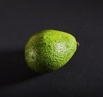 verse heerlijke avocado geïsoleerd op een zwarte achtergrond foto