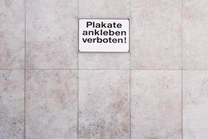 duits bord plakate enkelben verboten vertaalt als post geen rekeningen foto